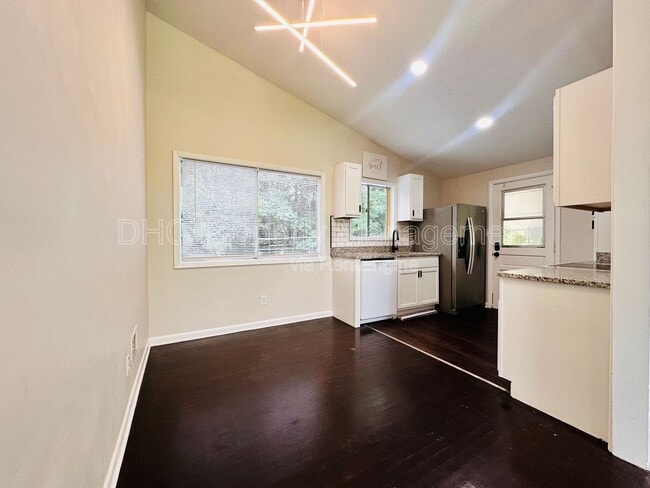 Building Photo - 3222 Apache Dr