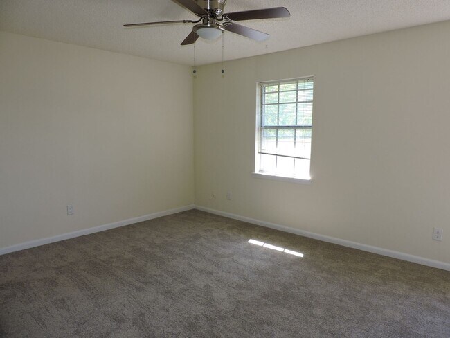 Building Photo - Convenient westside location!