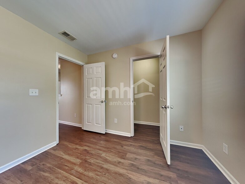 Building Photo - 409 Lakewind Dr