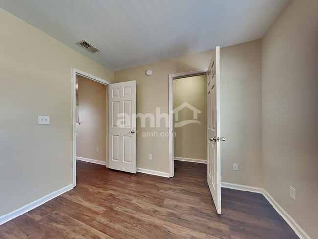 Building Photo - 409 Lakewind Dr
