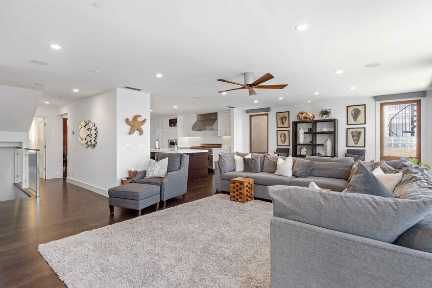 Building Photo - 716 Manhattan Ave