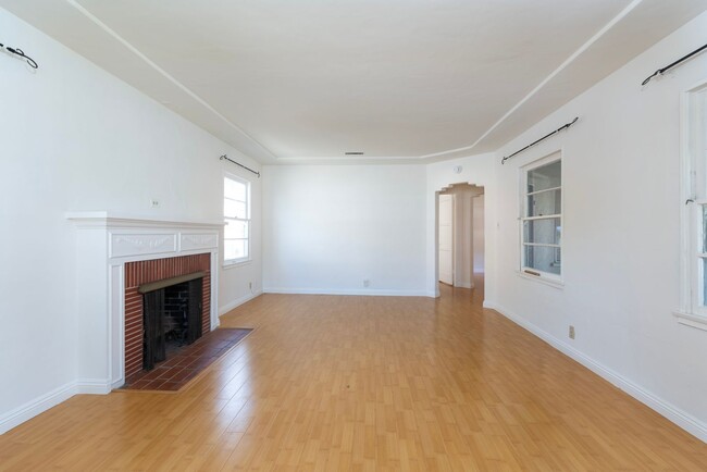 Building Photo - 128-130 Elm St