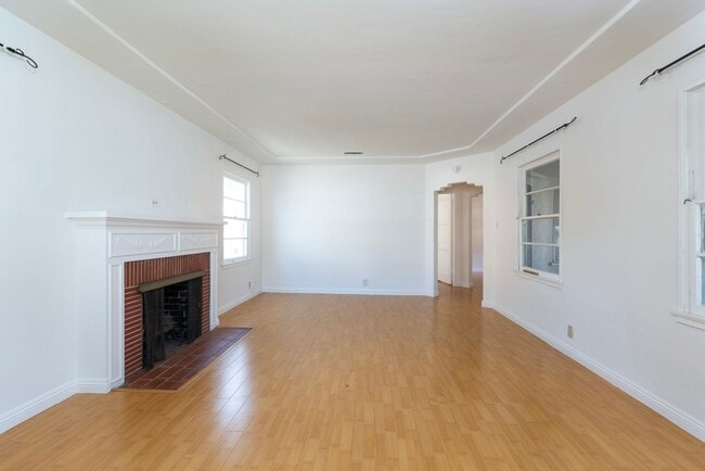 Building Photo - 3 bedroom/2bathroom front house in N. Alha...