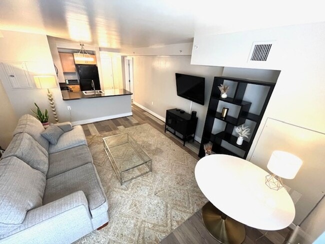 Building Photo - Updated 1+ 1 condo w/ Parking in SW DC -