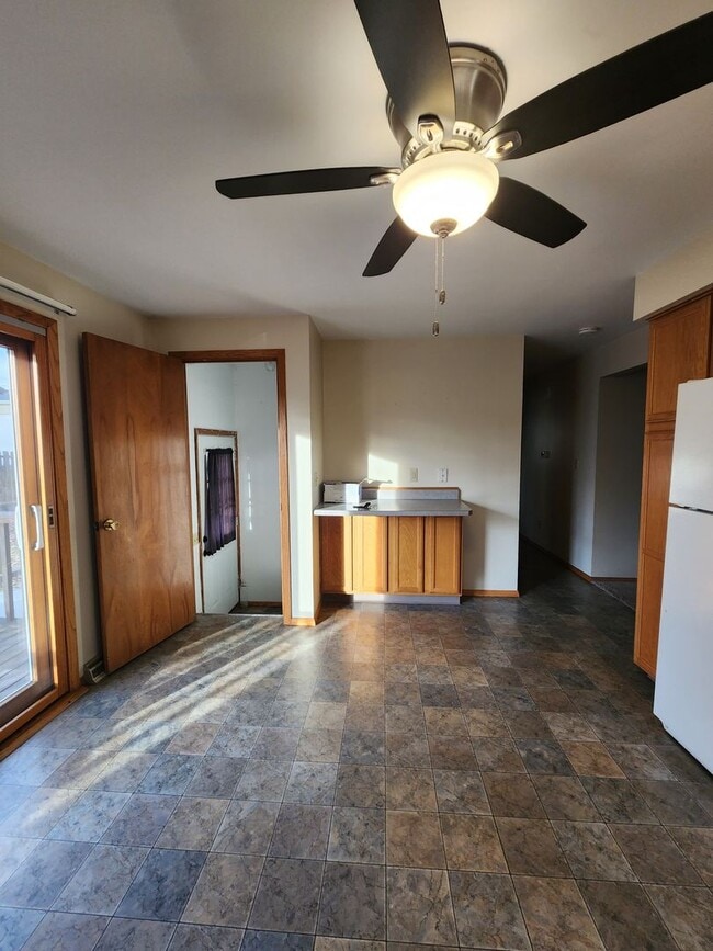 Building Photo - 3 bedroom 2 bath with garage