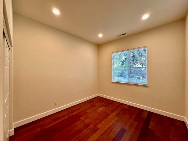 Building Photo - 3980 Avignon Ln