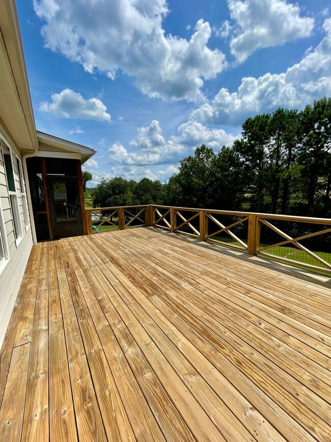 Building Photo - Gorgeous 5 bedroom 3.5 bath home in desira...