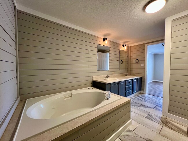 Building Photo - 3-Bed, 2-Bath home in N. Asheville!