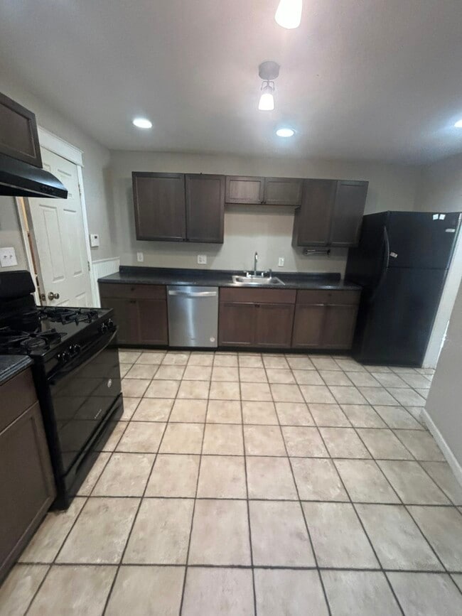 Primary Photo - 165 Sharpe St