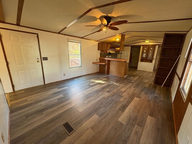 Building Photo - Spacious singlewide on private lot!