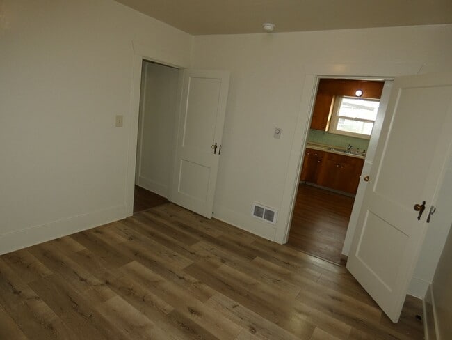 Building Photo - Centrally located 2 bedroom