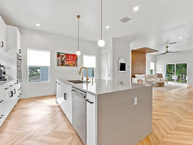 Building Photo - 102 W Adalee St