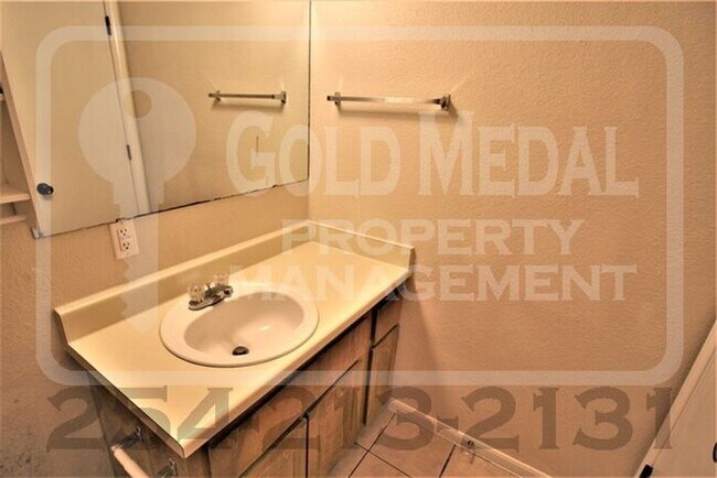 Building Photo - 4801 Cedarhill Cir