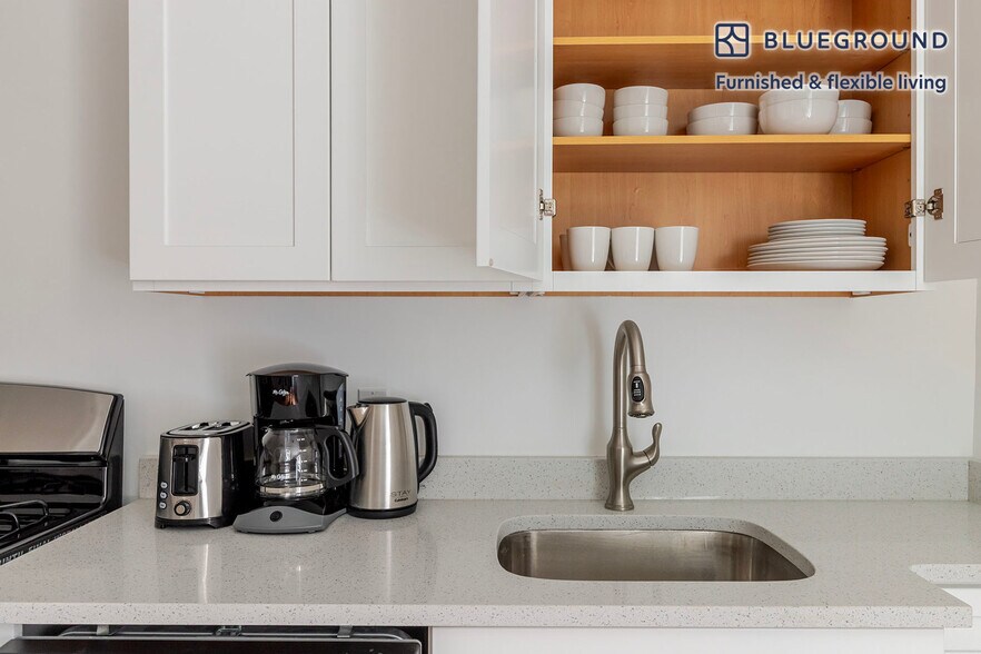 Building Photo - 327 E 10th St