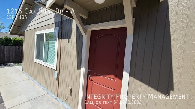 Building Photo - 1216 Oak View Dr