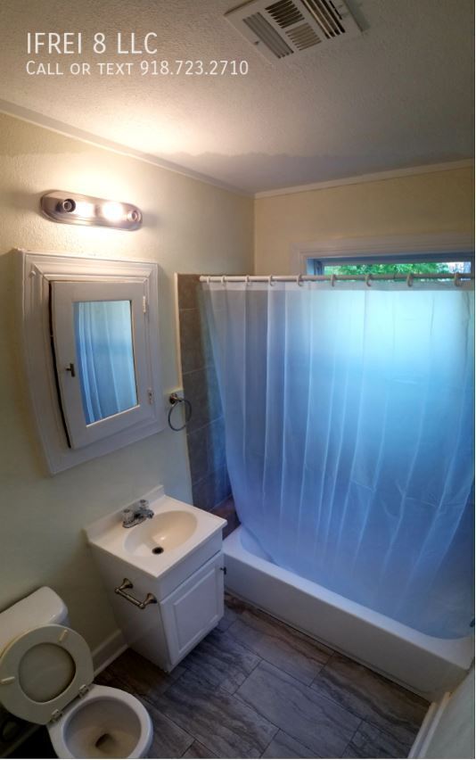 Building Photo - 2865 E Admiral Pl