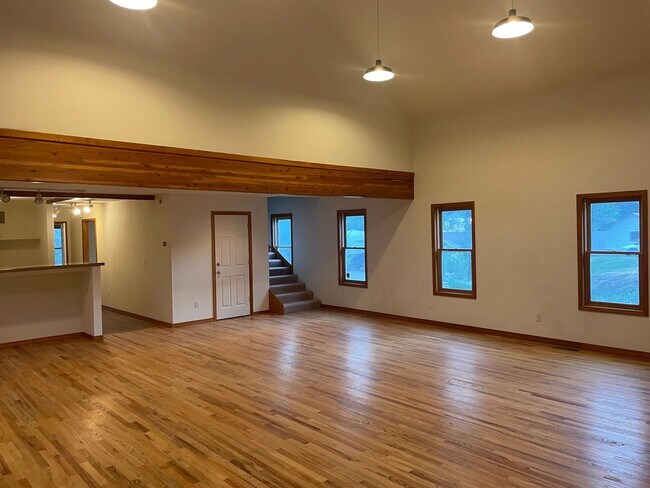 Building Photo - Large Three Bedroom on the North Side of D...