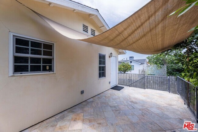 Building Photo - 12833 Delano St