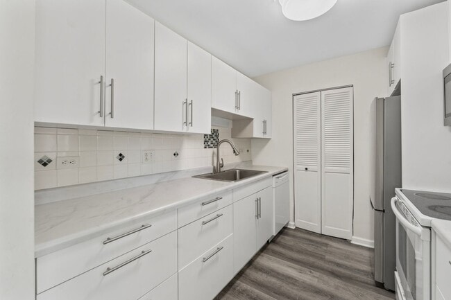 Building Photo - Lakeside Villas