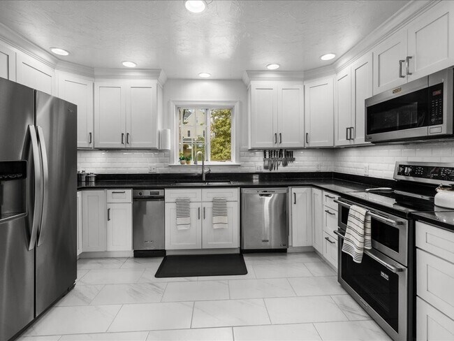 Building Photo - 6 Wood St