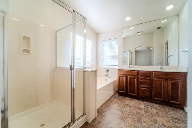 Building Photo - ? Spacious 4-Bedroom, 2.5-Bathroom Home in...
