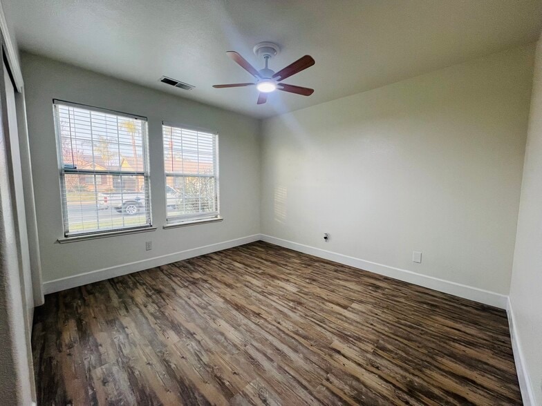 Building Photo - 575 W Cinnamon Ave