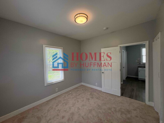 Building Photo - Two Bedroom House | Updated Unit