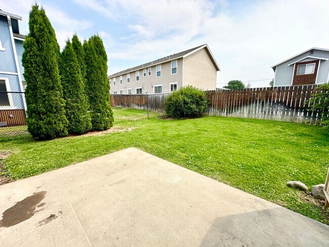 Building Photo - Updated Townhouse in Ellenbsurg