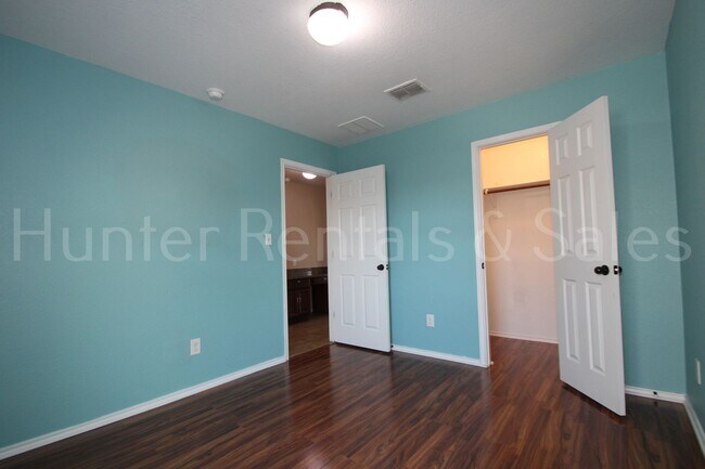 Building Photo - New in Management ! Spacious & Stylish Liv...