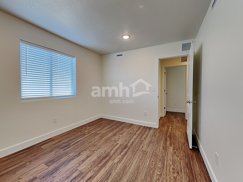 Building Photo - 259 N Dry Crk Rd