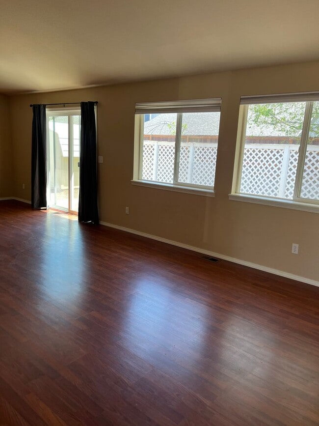 Building Photo - Beautiful 4 bedroom 2 bathroom single family house with Fenced backyard and 3 car garage