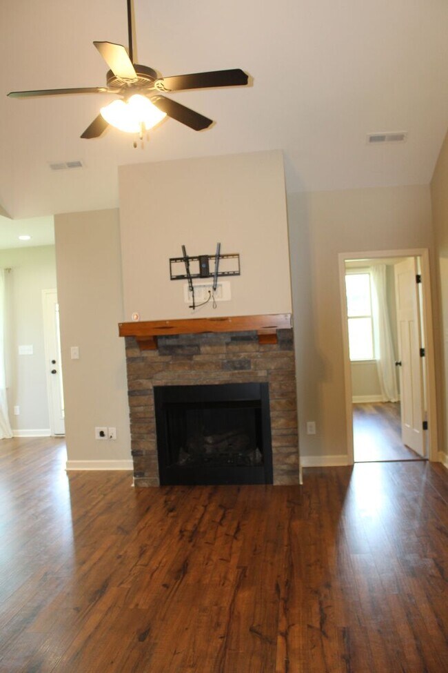 Building Photo - 3 Bed/2 Bath Home - Desirable Planter's Ridge Subdivision/CBA Schools