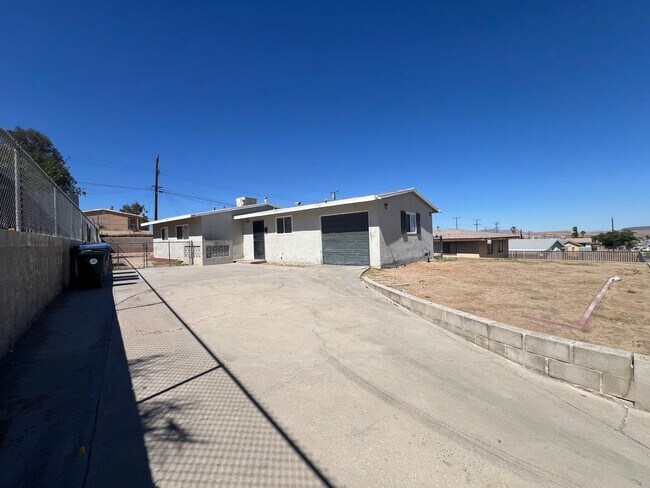 Building Photo - Beautifully Remodeled Home