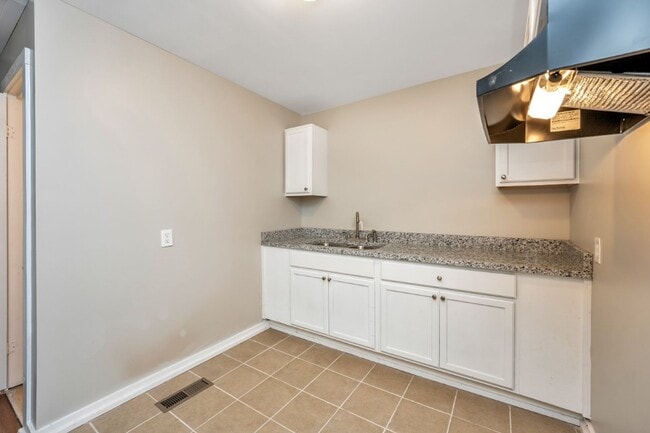 Building Photo - Move in Before the Holidays! Cozy Childers...