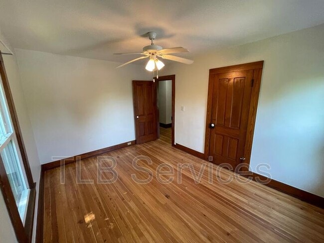 Building Photo - 402 Electric St