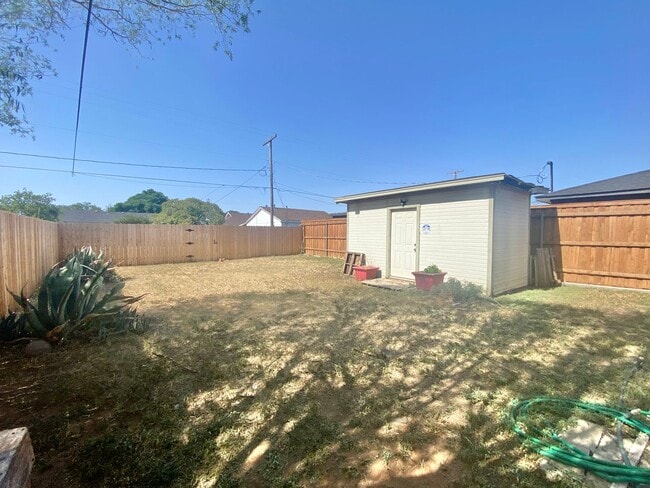 Building Photo - PRE- LEASING NOW for 2 bed 2 bath updated ...