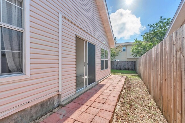 Building Photo - Updated Home in Convenient Location