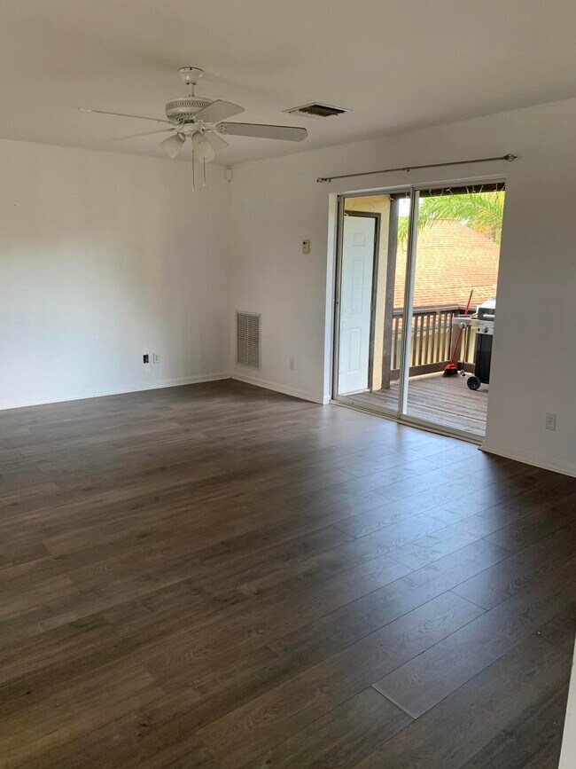 Building Photo - 121 S Oak St