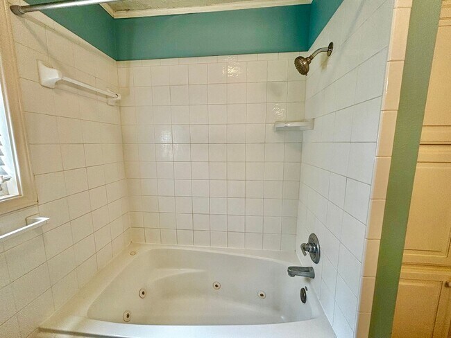 Building Photo - Pre-leasing for early July move in!
