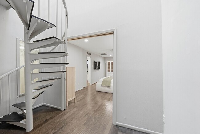 Building Photo - 2310 Steel St