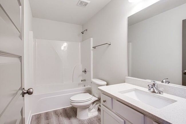 Building Photo - 715 W Vincent Dr