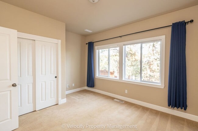 Building Photo - Awbrey Butte Home with Views!