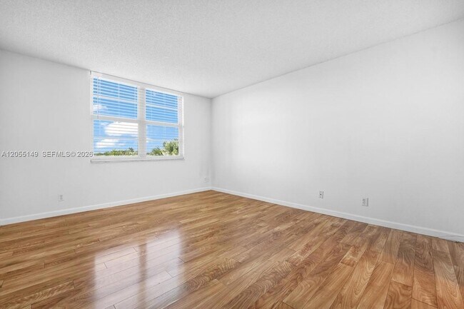 Building Photo - 250 Jacaranda Dr