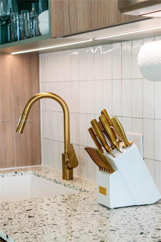 Building Photo - 601 NE 1st Ave