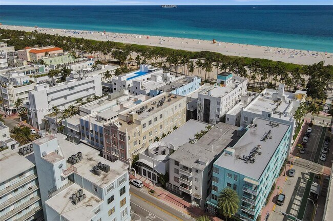 Building Photo - 713 Collins Ave