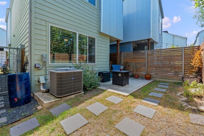 Building Photo - 801 N Bluff Dr