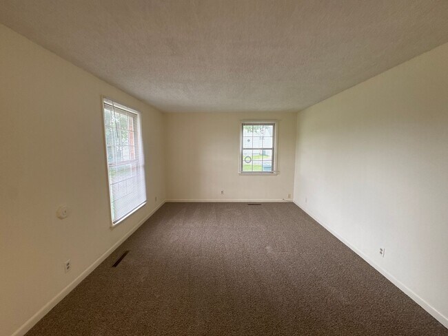 Building Photo - Charming 2-Bedroom Brick Duplex with Spacious Yard in Lebanon