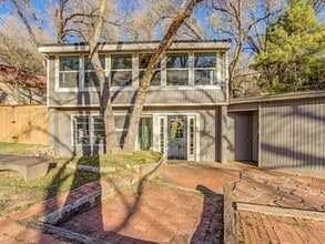 Building Photo - Lake Living!