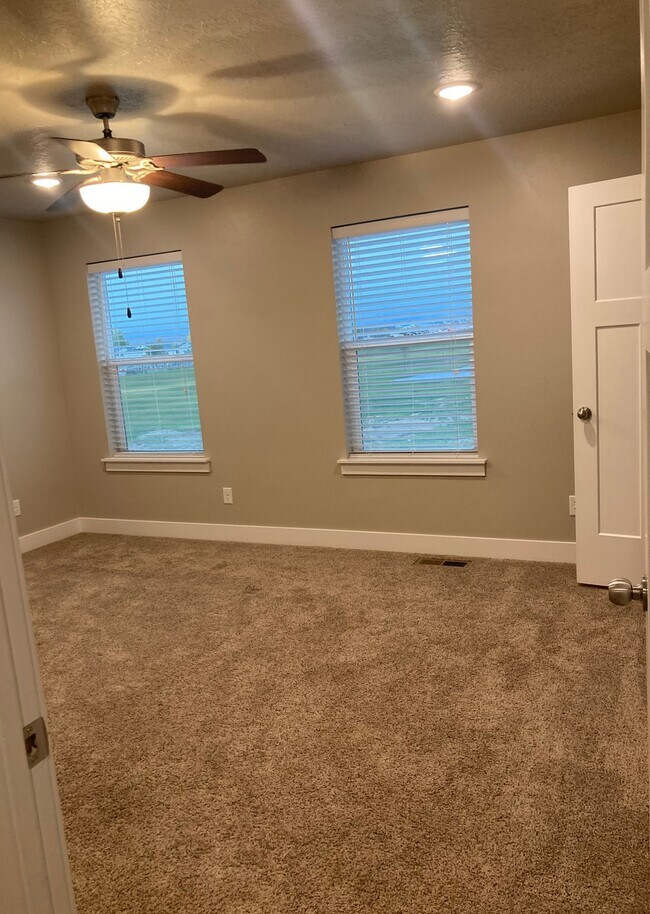 Building Photo - 1661 E Talon Way