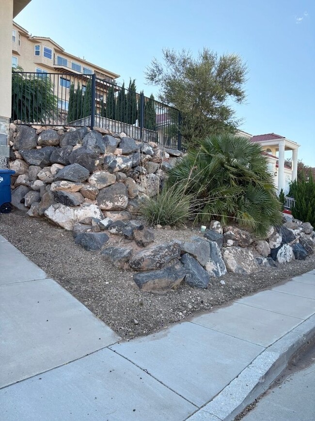 Building Photo - 3 bed 3 bath home - Located just below The...